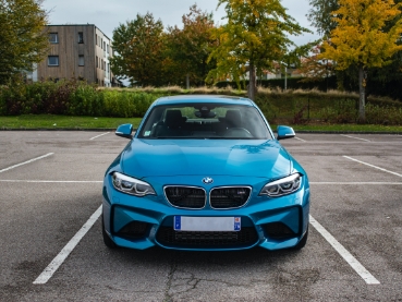 水色のBMW