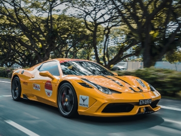 黄色のフェラーリ