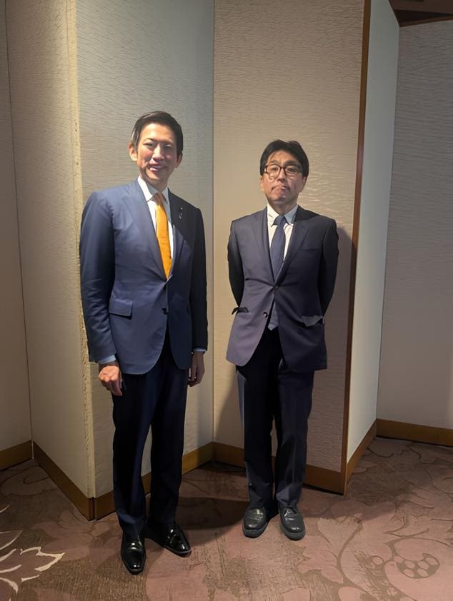 小林鷹之総裁候補との一枚